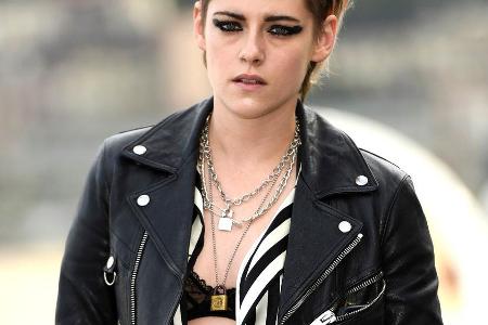 Kristen Stewart erschien in einer aufregenden Schwarz-Weiß-Kombi bei einem Photocall für ihren Film 