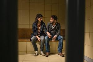 Kira Dorn (Nora Tschirner) verspricht Lessing (Christian Ulmen), ihn aus der U-Haft zu holen