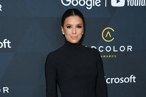 Eva Longoria im schlichten schwarzen Kleid