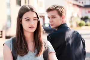 "Unter uns": Leni schwänzt für Sandro schockverknallt ihre Berufsschule