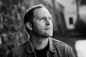 Thees Uhlmann meldet sich nach fünf Jahren mit "Junkies und Scientologen" zurück