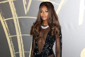 Supermodel Naomi Campbell posiert bei der "Fashion For Relief"-Party in London