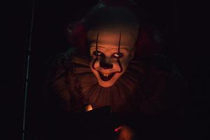 Ist bestens gelaunt aus seinem 27 Jahre währenden Schlaf erwacht: Pennywise (Bill Skarsgård)