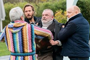 "Nimm Du ihn": Frank (Andreas Pietschmann, 2.v.l.) und Dietrich (Simon Schwarz, r.) halten Xaver (Branko Samarovski, M.) dav...