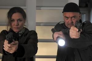 "Ein starkes Team: Geschlechterkrieg": Verena (Maja Maranow) und Otto (Florian Martens) stellen einen Einbrecher im Haus der...