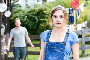 "Lena Lorenz: Geschwisterliebe": Miriam (Karoline Teska) hat Angst, dass ihr Leben zu einem Spießrutenlaufen wird. Benjamin ...