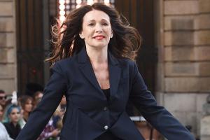 Paris Fashion Week: Iris Berben auf dem Laufsteg