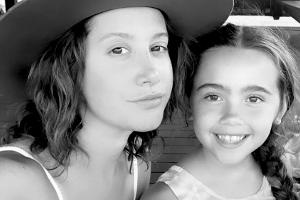 Ashley Tisdale und ihre Nichte Mikayla Dawn McChesnie am Pool