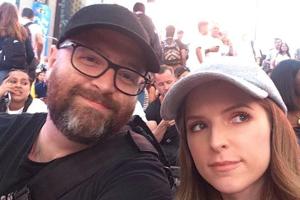Grüße vom Times Square: Anna Kendrick posierte gemeinsam mit ihrem Bruder Michael für ein lässiges Selfie