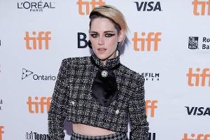 Kristen Stewart präsentierte sich in einem Tweed-Outfit im Business-Look auf dem roten Teppich
