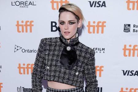 Kristen Stewart präsentierte sich in einem Tweed-Outfit im Business-Look auf dem roten Teppich