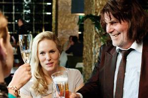"Toni Erdmann": Toni Erdmann (Peter Simonischek) mischt sich in einer Bar ins Gespräch von Ines (Sandra Hüller) und Steph (L...