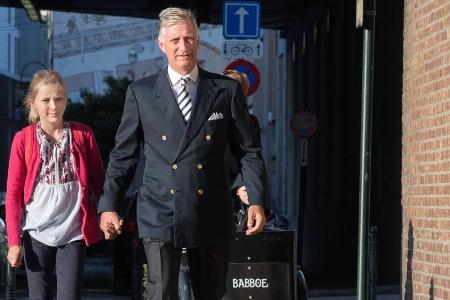 König Philippe von Belgien mit Tochter Eléonore auf dem Weg zur Schule