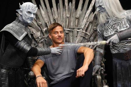 Schauspieler Tom Wlaschiha auf dem Eisernen Thron - bedroht vom Nachtkönig (l.) und einem Weißen Wanderer
