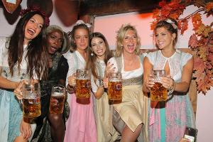 Johanna Klum, Nikeata Thompson, Marina Hoermanseder, Cathy Hummels, Lea-Sophie Cramer und Sarah Harrison (v.l.n.r.) haben vi...