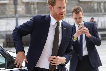 Seltener Anblick: Prinz Harry schließt die Autotür selbst