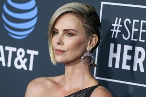 Charlize Theron ist strikte Gegnerin von Schönheits-OPs. Ob sie trotzdem auf Hormone für die Hautpflege setzen würde?