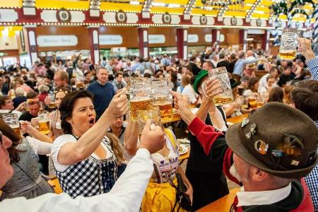 In München läuft das Bier seit 12 Uhr in Strömen