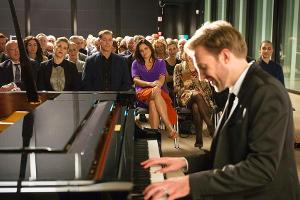 "Tierärztin Dr. Mertens: Neustart": Star-Pianist Hannes Zoller (Hugo Grimm) beeindruckt Dr. Mertens