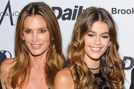 Kaia Gerber ist ihrer Mutter, Cindy Crawford (l.), wie aus dem Gesicht geschnitten