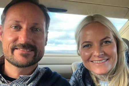 Prinz Haakon und seine Frau Mette-Marit strahlen auf der Reise nach Oppland