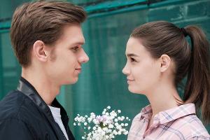 "Unter uns": Leni ist glücklich, als Sandro trotz allem noch ehrliches Interesse an ihr zeigt