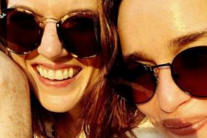 Emilia Clarke (r.) und Rose Leslie genießen die Sonnenstrahlen