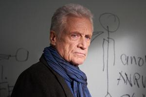 "Nord Nord Mord: Clüver und die tödliche Affäre": Theo Clüver (Robert Atzorn) ist auf der Suche nach einer Zeugin