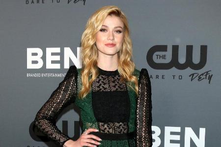 Schauspielerin Katherine McNamara im grün-schwarzen Partykleid