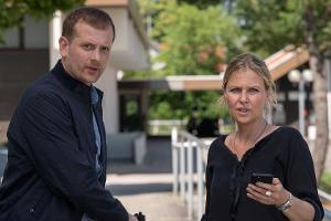 "Die Chefin: Gier": Maximilian Murnau (Christoph Schechinger) und Vera Lanz (Katharina Böhm) auf der Suche nach dem Mörder