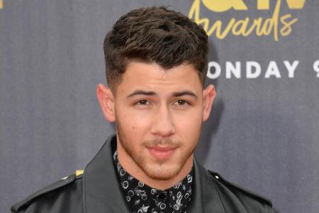Einmal anstoßen auf Nick Jonas!