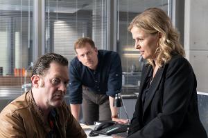 "Die Chefin: Justitias Zuhälter": Vera Lanz (Katharina Böhm, r.) bittet Paul Böhmer (Jürgen Tonkel, l.) um ungewöhnliche Erm...