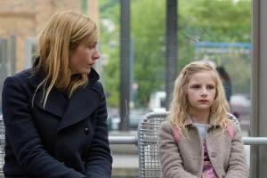 "Operation Zucker: Jagdgesellschaft": Wegemann (Nadja Uhl) spricht mit einer aufgetakelten Lucy (Carlotta von Falkenhayn) am...