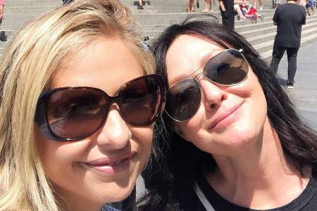 Sarah Michelle Gellar (l.) und Shannen Doherty grüßen gemeinsam aus New York