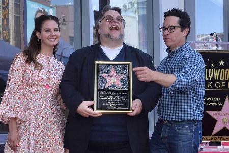 Ihm gönnt es ganz Hollywood: Guillermo del Toro (Mitte) hat endlich seinen Stern auf dem Walk of Fame