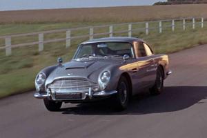 Der Aston Martin DB5 ist eines der berühmtesten James-Bond-Autos - hier im Film "James Bond 007 - Feuerball" (1965), für den...