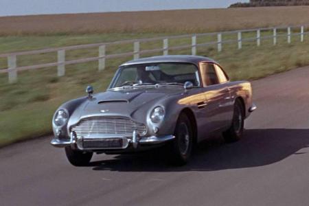 Der Aston Martin DB5 ist eines der berühmtesten James-Bond-Autos - hier im Film 