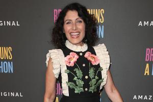 Lisa Edelstein scheint mit den Fotografen am roten Teppich viel Spaß zu haben