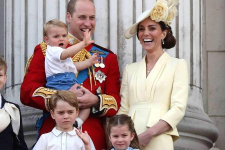 Die royale Familie nahm einen Linienflug, um Queen Elizabeth II. in Schottland zu besuchen