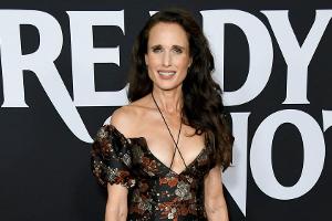 Andie MacDowell sommerlich auf dem roten Teppich