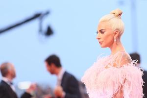 Lady Gaga bietet den Hinterbliebenen der Schusswaffen-Angriffe emotionale Unterstützung an und will Schulen in den betroffen...