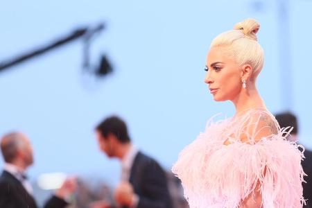 Lady Gaga bietet den Hinterbliebenen der Schusswaffen-Angriffe emotionale Unterstützung an und will Schulen in den betroffen...