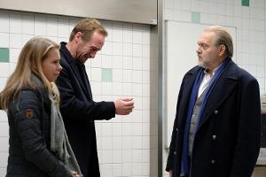 "Der Alte: Geteiltes Leid": Sandra Lindner (Tanja Schleiff, l.) und Werner Lindner (Stephan Kampwirth, M.) identifizieren im...