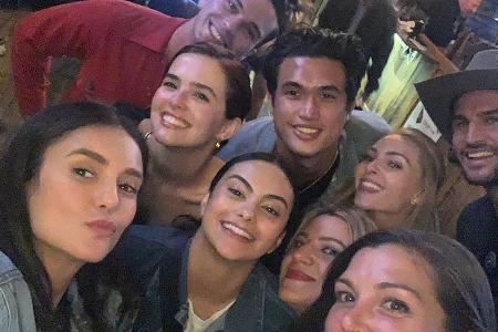 Nina Dobrev hat sichtlich Spaß mit ihren Schauspielkollegen