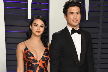 Camila Mendes und Charles Melton sind verliebt wie am ersten Tag
