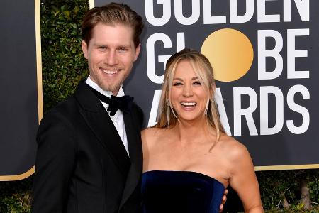 Karl Cook und Kaley Cuoco zusammen auf dem roten Teppich der Golden Globes