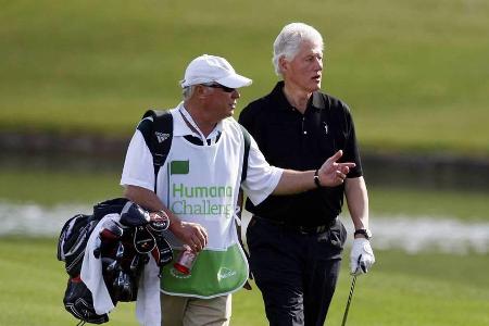 Bill Clinton (r.) bei einer Runde Golf