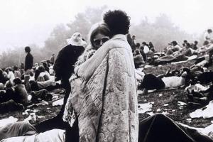 Dieses Foto ging um die Welt. Es stammt aus dem Film "Woodstock - 3 Tage im Zeichen von Liebe & Musik" (1970)