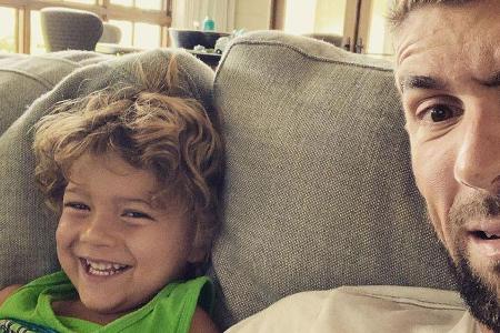 Michael Phelps (r.) und ein Sohn haben sichtlich Spaß zusammen