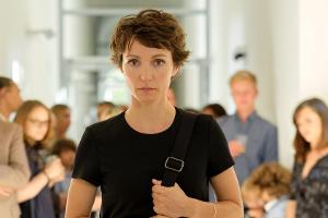 "Balanceakt": Marie (Julia Koschitz) kann aufgrund eines Krankheitsschubs nicht mehr richtig laufen